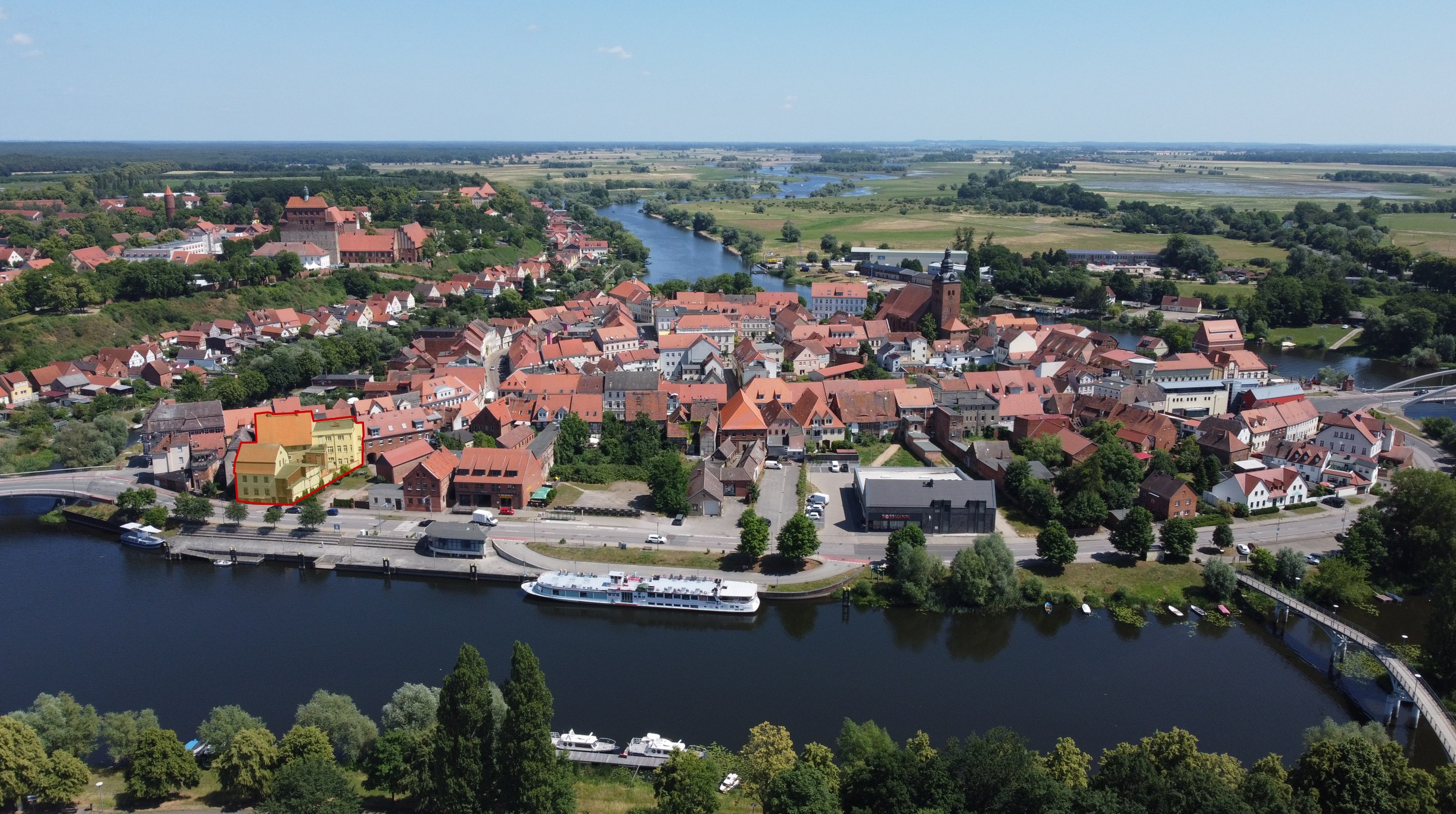 Luftbild von Havelberg mit dem markierten Ensemble der Kaufmannshäuser an der Uferstraße, der Stadtinsel und dem Dom